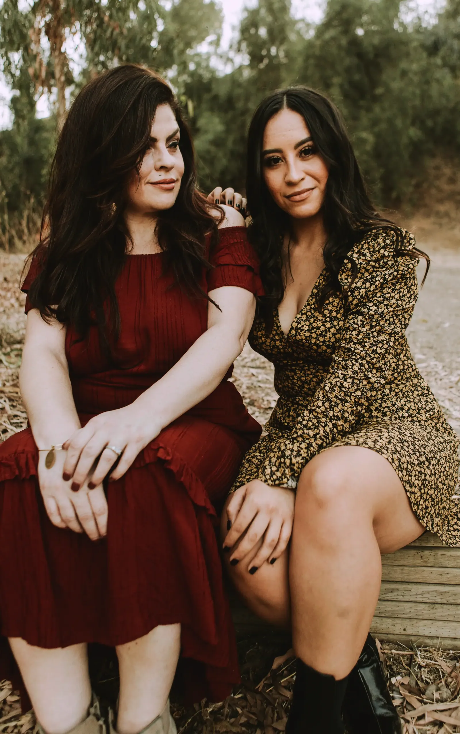 Madre e hija sentadas juntas al aire libre